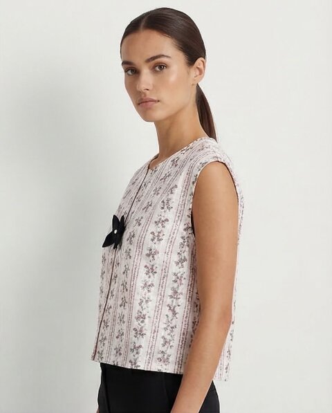 Nähatelier mit Schneiderwerkzeug und Stoffen